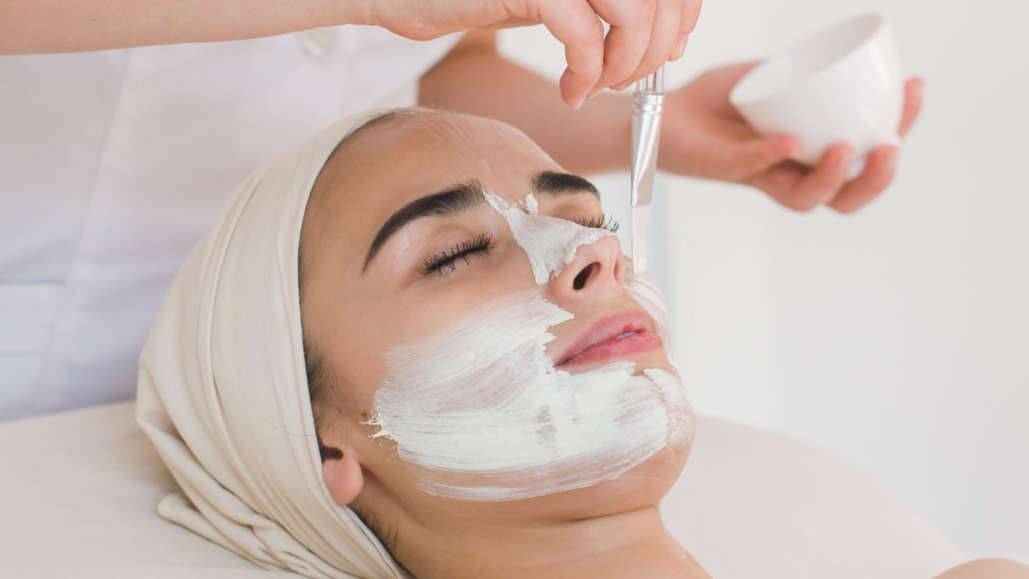 Dermatologist-that-Offers-Chemical-Peel-Treatment-scaled