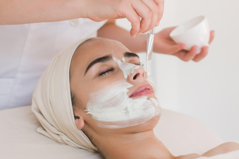 Dermatologist-that-Offers-Chemical-Peel-Treatment-scaled